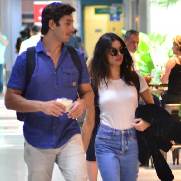 Isis Valverde e o namorado, André Resende, foram fotografados no aeroporto Santos Dumont, no Rio