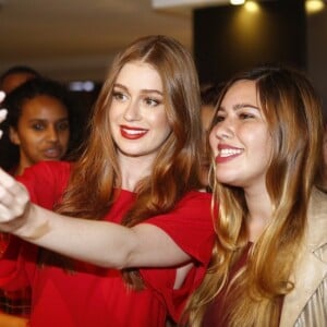 Marina Ruy Barbosa é tietada por fãs no lançamento da novela 'Deus Salve o Rei, na noite desta terça-feira, 9 de janeiro de 2018