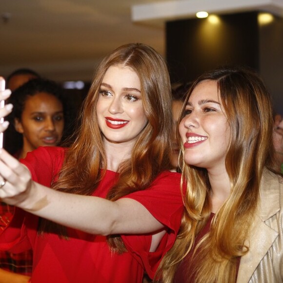 Marina Ruy Barbosa é tietada por fãs no lançamento da novela 'Deus Salve o Rei, na noite desta terça-feira, 9 de janeiro de 2018