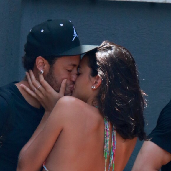 Neymar pagou R$ 40 mil em frete de jatinho particular para Bruna Marquezine deixar Fernando de Noronha