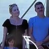 De férias, Luciano Huck e Angélica vão a uma corrida de falcões e aparecem em canal de TV em Dubai