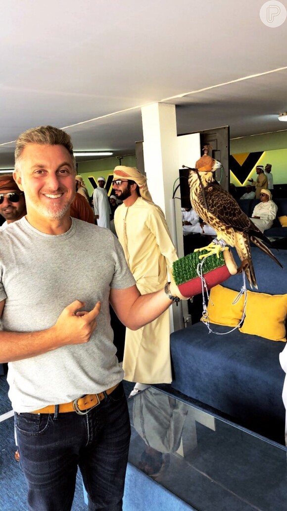 Luciano Huck acabou flagrado pelas câmeras e apareceu nas transmissões de um canal local: 'Nós na TV de Dubai'