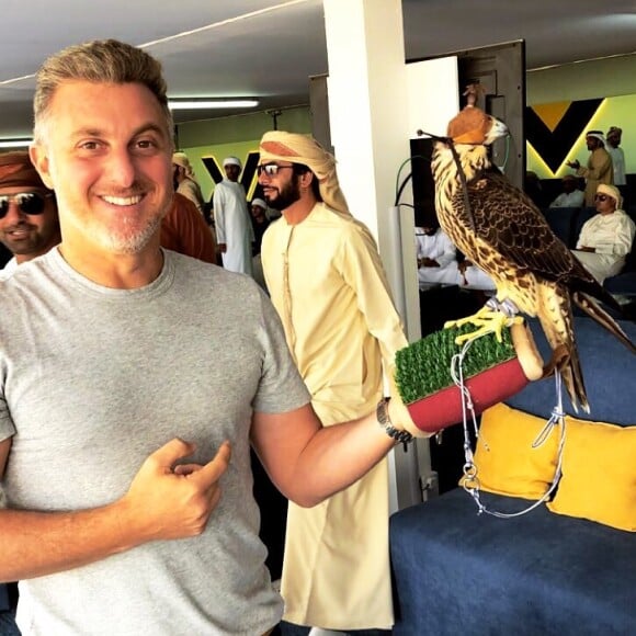 Luciano Huck acabou flagrado pelas câmeras e apareceu nas transmissões de um canal local: 'Nós na TV de Dubai'