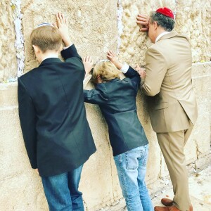 Recentemente, Luciano Huck celebrou o Natal com foto junto dos filhos em Jerusalém: 'Agradecendo'