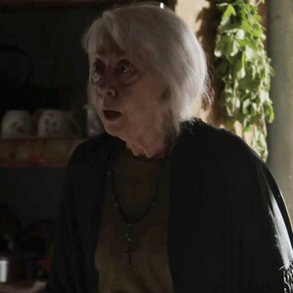 'É uma mulher com coração de anjo. Mas ela vai viver, viver. Só que com... Eu vejo... As pernas dela, Josafá (Lima Duarte)... As pernas', diz Mercedes (Fernanda Montenegro) sobre as visões que está tendo de Raquel (Erika Januza), na novela 'O Outro Lado do Paraíso'