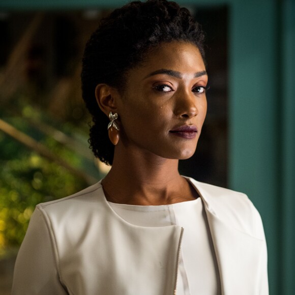 Raquel (Erika Januza) vê o rosto de Mercedes (Fernanda Montenegro) no quarto, que é tomado por uma luz azulada sobrenatural, na novela 'O Outro Lado do Paraíso'