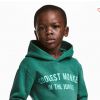 Acusada de racismo por consumidores, a multinacional H&M causou polêmica após colocar uma criança negra vestindo um casado com a estampa escrita 'O macaco mais legal da selva'