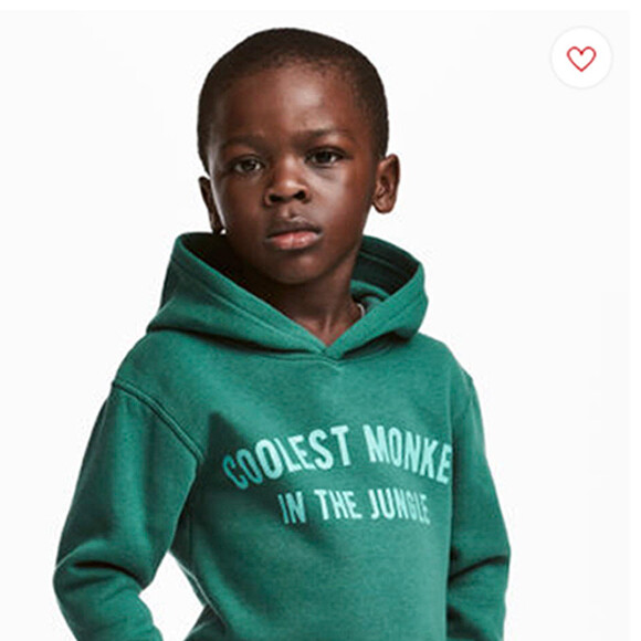 Acusada de racismo por consumidores, a multinacional H&M causou polêmica após colocar uma criança negra vestindo um casado com a estampa escrita 'O macaco mais legal da selva'