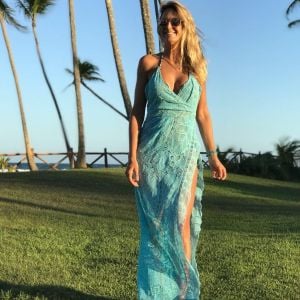 Ticiane Pinheiro usou vestido Martha Medeiros de R$ 29.980 para curtir dia de praia em Maraú, na Bahia