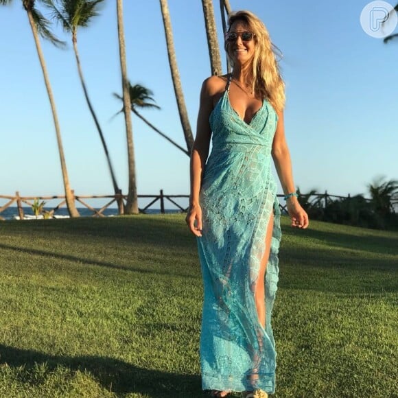 Ticiane Pinheiro usou vestido Martha Medeiros de R$ 29.980 para curtir dia de praia em Maraú, na Bahia