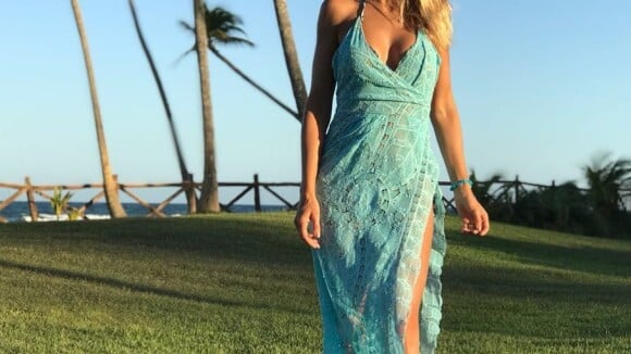 De férias com a família, Ticiane Pinheiro usa vestido de 30 mil na praia. Fotos!