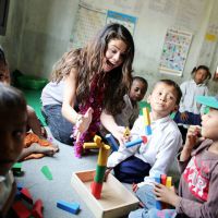 Selena Gomez visita crianças do Nepal como embaixadora da Unicef