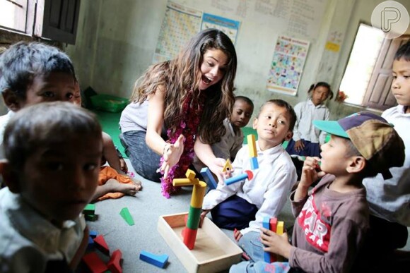 Selena Gomez visita crianças carentes do Nepal e diz: 'Essa geração de crianças acredita que pode fazer a diferença, e tem atitude'