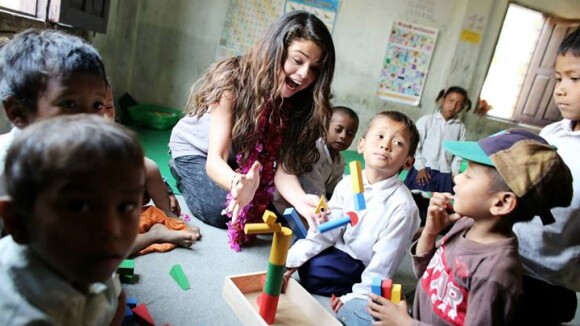 Selena Gomez visita crianças do Nepal como embaixadora da Unicef