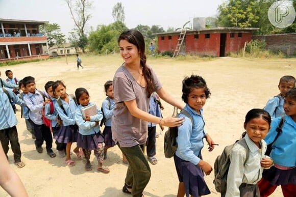 Selena Gomez se diverte com crianças do Nepal