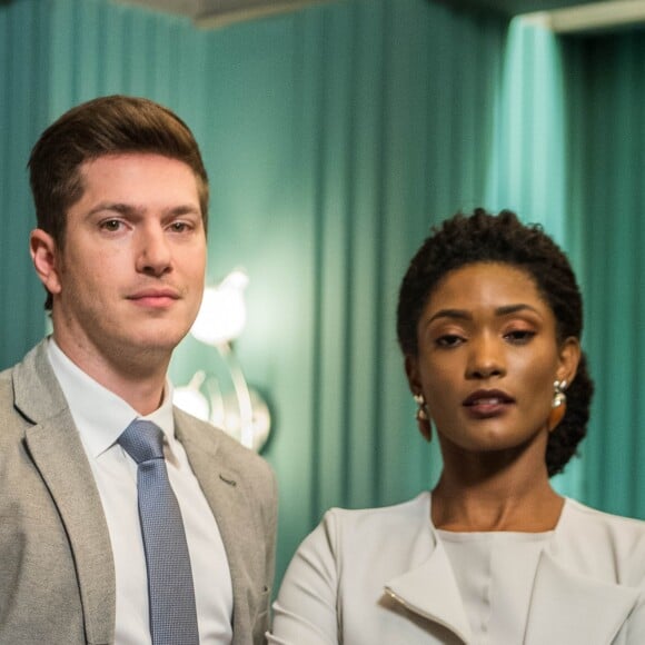 Eliane Giardini, a Nádia de 'O Outro Lado do Paraíso', é contra o namoro do filho Bruno (Caio Paduan) e Raquel (Erika Januza)