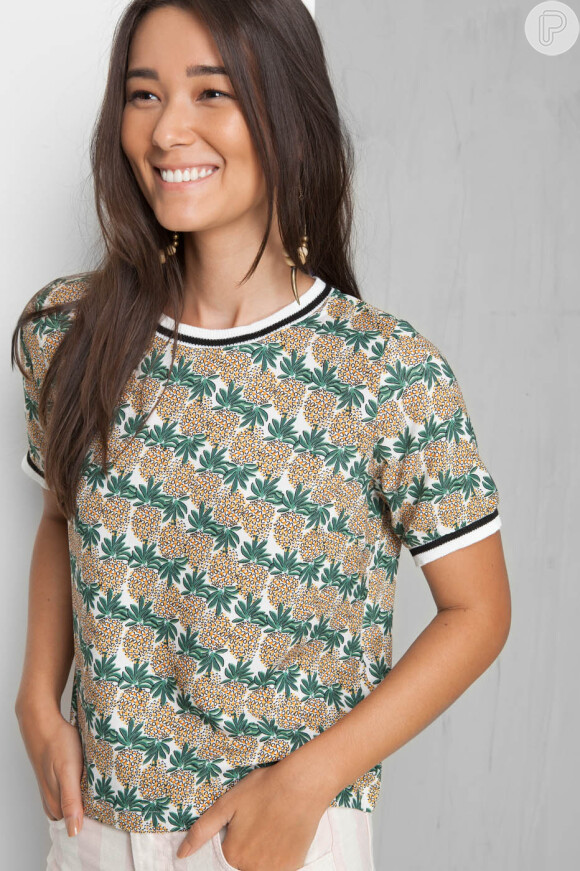 Além de macaquinho e short saia, a marca Dress To conta com uma blusa com estampa de abacaxi, no valor de R$ 219, em sua coleção