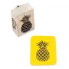 Quer dar um toque especial de abacaxi ao papel? O carimbo da loja online Veio na Mala é vendido por R$ 22