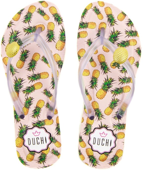 O chinelo Duchi com estampa de abacaxi e detalhe da fruta nas tiras custa R$ 59,90
