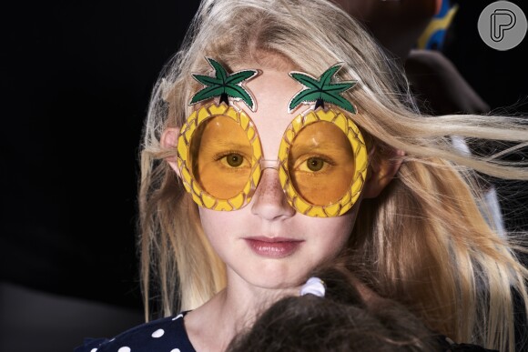 Os abacaxis deixam os acessórios bem mais divertidos, como os óculos da foto