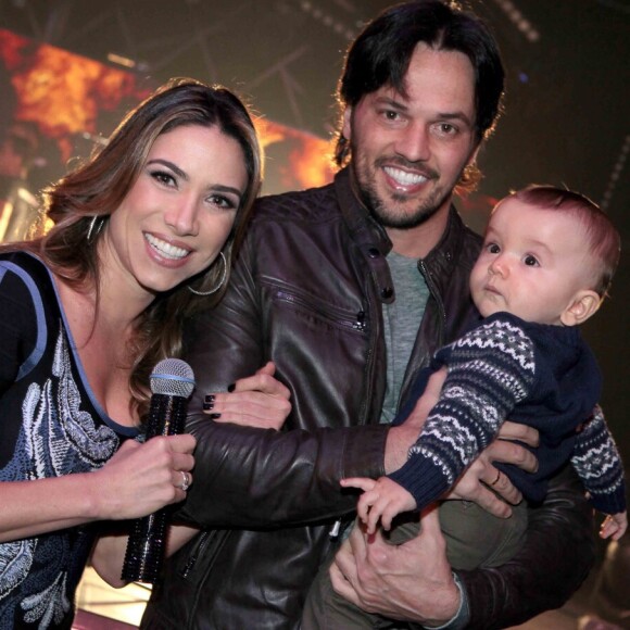 Atualmente com dois anos, o menino apareceu agarrado à bebê em foto compartilhada pela tia, Janine Faria