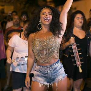 Viviane Araújo sambou bastante no ensaio de rua do Salgueiro