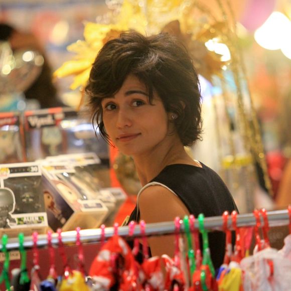 Nanda Costa fez cara de surpresa ao perceber a presença do paparazzi