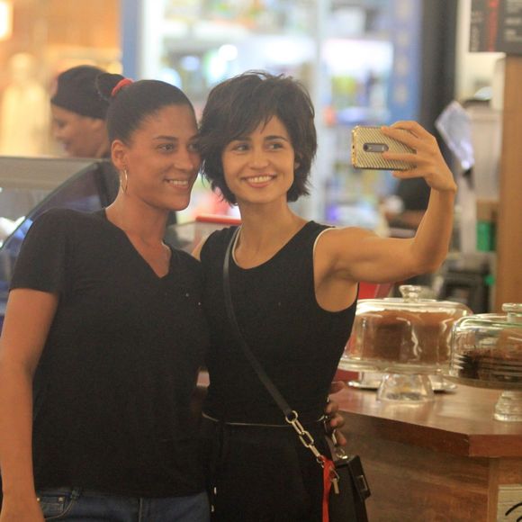 Nanda Costa parou para atender uma fã durante o passeio pelo shopping