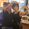 Nanda Costa tirou uma selfie com a fã no shopping