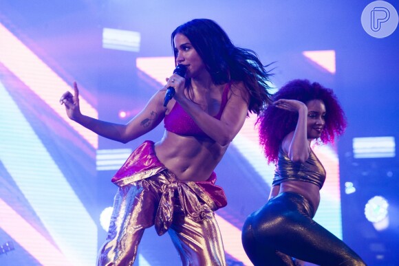 Ainda morena, Anitta fez show pela primeira vez no réveillon de Copacabana