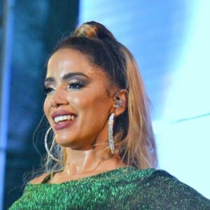 Anitta ganhou cachê de R$ 300 mil de marca de cosméticos adotar cabelo loiro, diz a coluna 'Olá', do jornal 'Agora São Paulo', neste sábado, 13 de janeiro de 2018