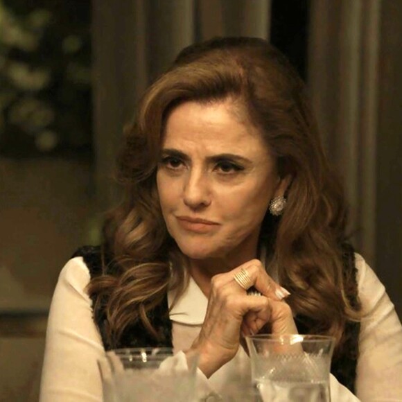 Sophia (Marieta Severo) obriga a filha Estela (Juliana Caldas) a lhe dar o vestido, nos próximos capítulos da novela 'O Outro Lado do Paraíso': 'Eu te trouxe pra cá e agora vai se exibir lá, de vestidinho de seda? Mostrando o decote? Ridículo'