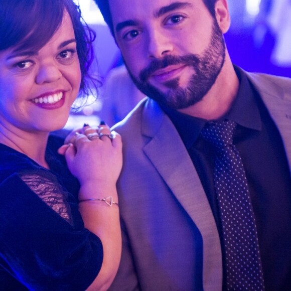Estela (Juliana Caldas) conta que Amaro (Pedro Carvalho) lhe fez convite, nos próximos capítulos da novela 'O Outro Lado do Paraíso': 'Quer me levar para dançar, para uma noite especial'