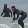 Pérola Faria está tendo aulas de surfe com o professor Willyam Santana
