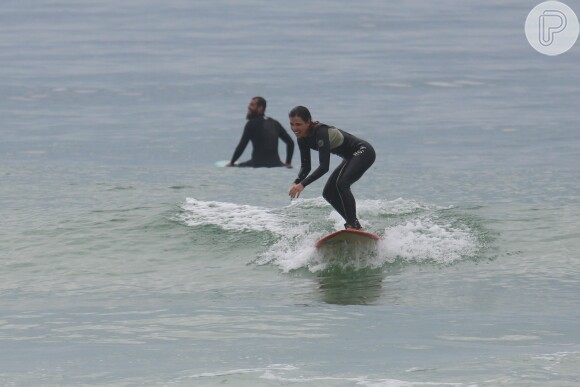 Pérola Faria está tendo aulas de surfe com o professor Willyam Santana