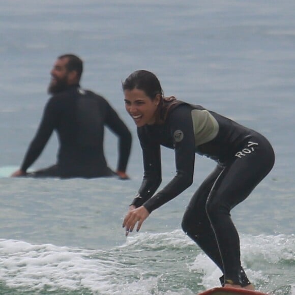 Pérola Faria está tendo aulas de surfe com o professor Willyam Santana