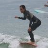 Pérola Faria e uma amiga surfaram no mar do Rio, neste sábado, 13 de janeiro de 2018