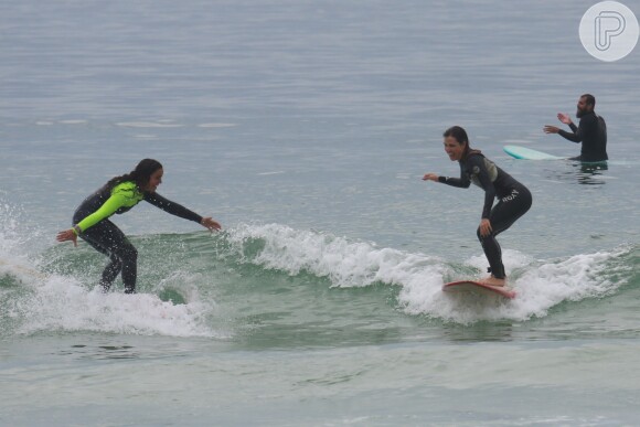 Pérola Faria e uma amiga surfaram no mar do Rio, neste sábado, 13 de janeiro de 2018