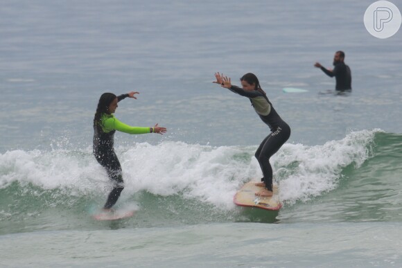 Pérola Faria surfou ao lado de uma amiga em praia do Rio