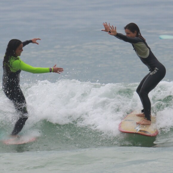 Pérola Faria surfou ao lado de uma amiga em praia do Rio