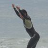 Pérola Faria vibrou com sua habilidade com o surfe durante aula, neste sábado, 13 de janeiro de 2018
