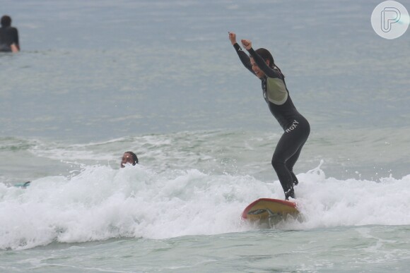 Pérola Faria vibrou com sua habilidade com o surfe durante aula, neste sábado, 13 de janeiro de 2018