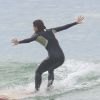 Pérola Faria mostrou habilidade durante aula de surfou em praia da Barra da Tijuca, Zona Oeste do Rio de Janeiro