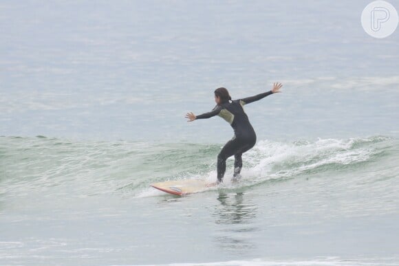 Pérola Faria mostrou habilidade durante aula de surfou em praia da Barra da Tijuca, Zona Oeste do Rio de Janeiro
