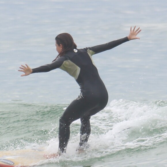 Pérola Faria mostrou habilidade durante aula de surfou em praia da Barra da Tijuca, Zona Oeste do Rio de Janeiro