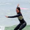 Pérola Faria se divertiu durante aula de surfe