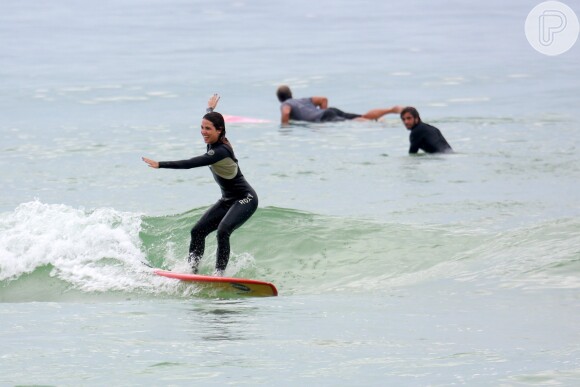 Pérola Faria se divertiu durante aula de surfe