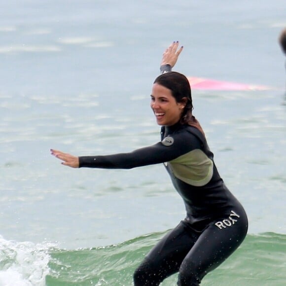 Pérola Faria se divertiu durante aula de surfe