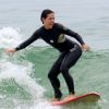 Pérola Faria se divertiu durante aula de surfe, em praia do Rio, neste domingo, 13 de janeiro de 2018