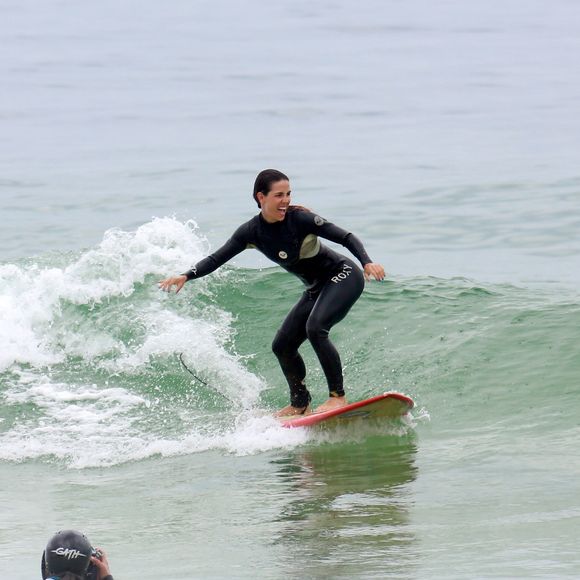 Pérola Faria se divertiu durante aula de surfe, em praia do Rio, neste domingo, 13 de janeiro de 2018